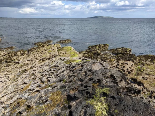 Deniz ve gökyüzü ile kayalık sahil manzarası