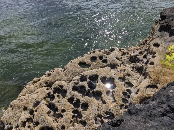 Denizle kaplı kayalık kıyı manzarası