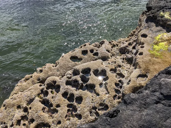 Denizle kaplı kayalık kıyı manzarası