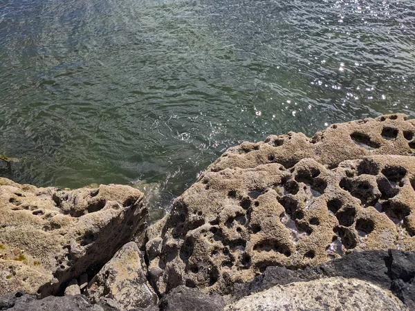 Denizle kaplı kayalık kıyı manzarası