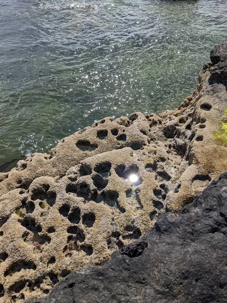 Denizle kaplı kayalık kıyı manzarası