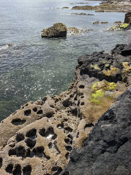 Denizle kaplı kayalık kıyı manzarası