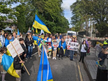 Dublin, İrlanda - 24 Mayıs 2022: Rus Büyükelçiliği yakınlarındaki Ukrayna gösterileri. Savaşın 3 ayı.