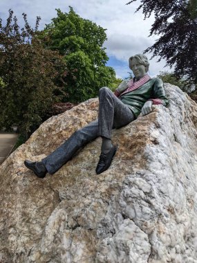 DUBLIN, IRELAND - 21 Mayıs 2022: Dublin, İrlanda 'daki Merrion Meydanı' nda Oscar Wilde 'ın heykeli.