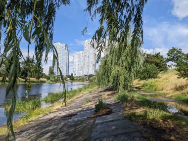 Şehir parkındaki nehir manzarası