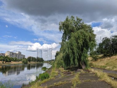 Şehir parkındaki nehir manzarası