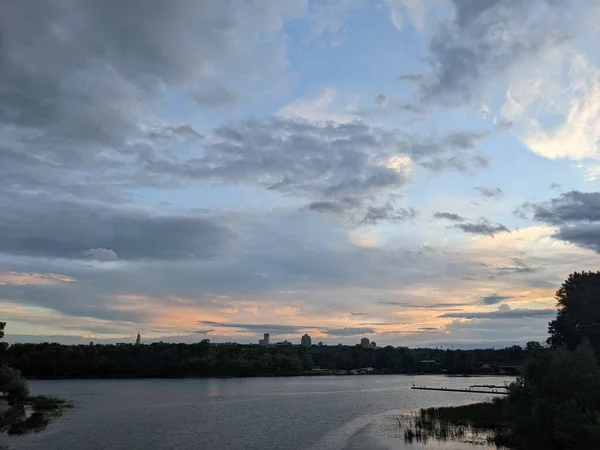 Красиве Небо Заходу Сонця Хмарами Над Містом Річкою — стокове фото