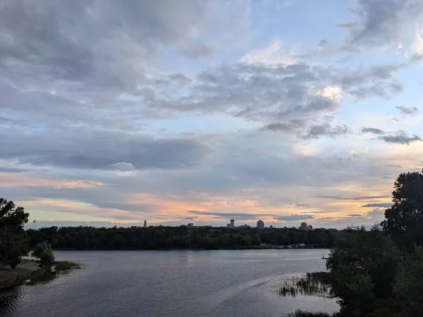 Красиве Небо Заходу Сонця Хмарами Над Містом Річкою — стокове фото
