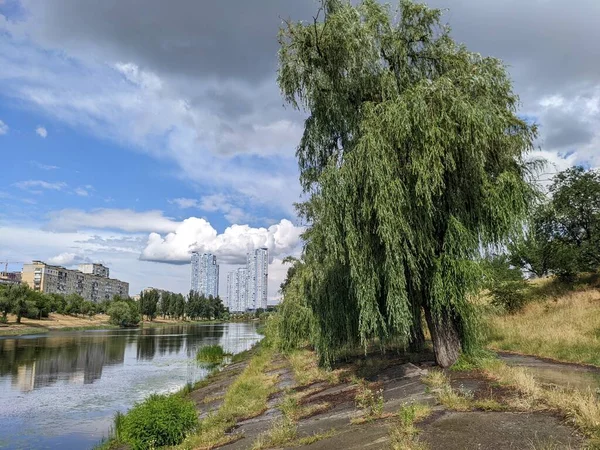 Blick Auf Den Fluss Stadtpark — Stockfoto