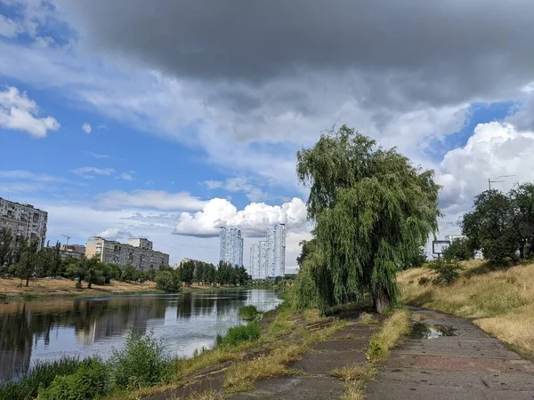 Şehir Parkındaki Nehir Manzarası — Stok fotoğraf