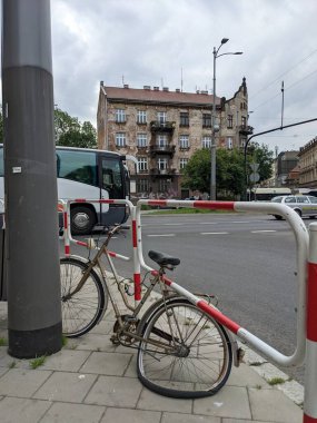 Polonya 'nın Krakow caddesinde kırık bisiklet