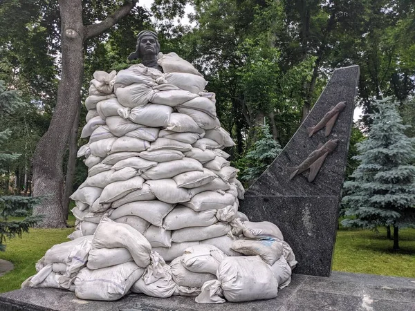 Monument protected by sandbags in Kyiv
