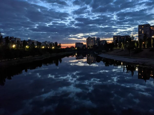 街や川の美しい夕景 — ストック写真