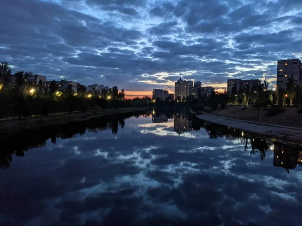 街や川の美しい夕景 — ストック写真