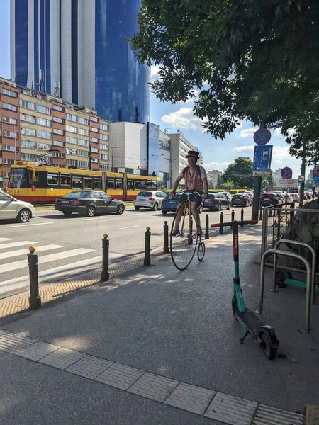 Warsaw Polónia Junho 2022 Homem Bicicleta Retro Rua Cidade — Fotografia de Stock