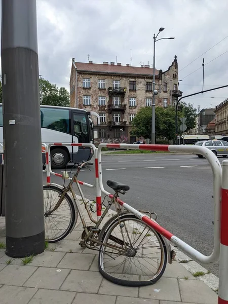 Bicicleta Quebrada Rua Cracóvia Polônia — Fotografia de Stock