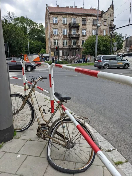 Сломанный Велосипед Улице Кракова Польша — стоковое фото