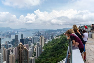 Hong Kong / Çin - 06 / 11 / 2015 The Peak, Hong Kong 'un ufuk çizgisine bakıyor.