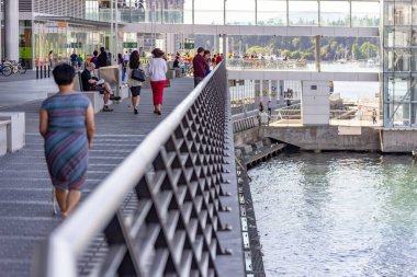 Vancouver, British Columbia / Canada - 06/13/2015. Kanada Meydanı, Vancouver Limanı 'ndaki çevreden keyif alan insanlar