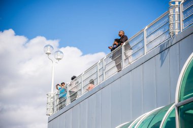 Vancouver, British Columbia / Canada - 06/13/2015. Kanada Meydanı, Vancouver Limanı 'ndaki çevreden keyif alan insanlar