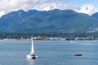 Vancouver, British Columbia / Canada - 06/13/2015. Vancouver Limanı 'nda deniz uçakları ve tekneler suyu paylaşıyor.