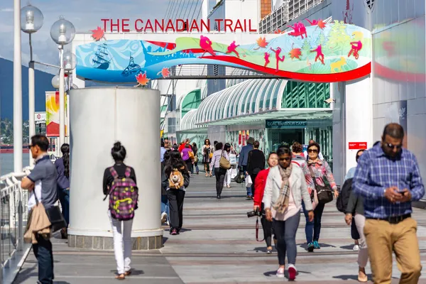 Vancouver, British Columbia / Canada - 06/13/2015. Kanada Meydanı, Vancouver Limanı 'ndaki çevreden keyif alan insanlar