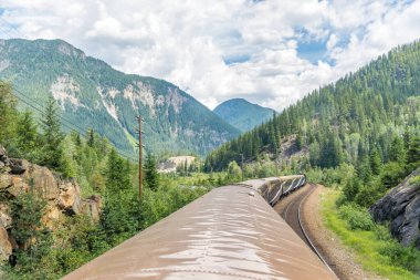 Vancouver, British Columbia / Canada - 06 / 17 / 2015 Rocky Dağcı treni Rocky Dağları 'nda lüks yemekler yiyerek seyahat ediyor.