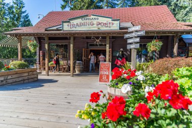 North Vancouver, British Columbia / Canada - 06 / 15 / 2015 Hediyelik Eşyalar Kuzey Vancouver Bölgesi 'ndeki Askı Köprüsü yakınlarındaki Capilano Ticaret Merkezi' nden alınacak.