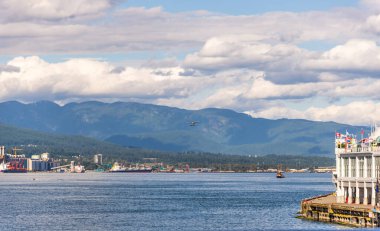 Vancouver, British Columbia / Canada - 06/13/2015. Vancouver Limanı 'nda deniz uçakları ve tekneler suyu paylaşıyor.