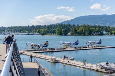Vancouver, British Columbia / Canada - 06/13/2015. Vancouver Limanı 'nda deniz uçakları ve tekneler suyu paylaşıyor.
