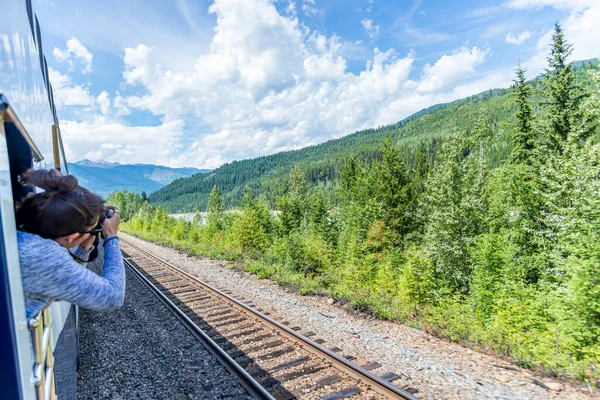 Vancouver, British Columbia / Canada - 06 / 17 / 2015 Rocky Dağcı treni Rocky Dağları 'nda lüks yemekler yiyerek seyahat ediyor.