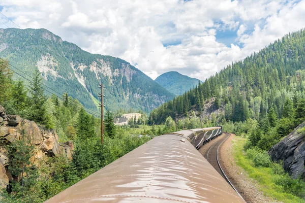 Vancouver, British Columbia / Canada - 06 / 17 / 2015 Rocky Dağcı treni Rocky Dağları 'nda lüks yemekler yiyerek seyahat ediyor.