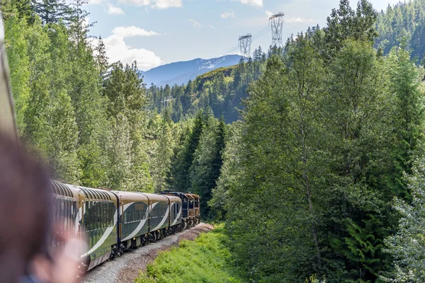 Vancouver, British Columbia / Canada - 06 / 17 / 2015 Rocky Dağcı treni Rocky Dağları 'nda lüks yemekler yiyerek seyahat ediyor.
