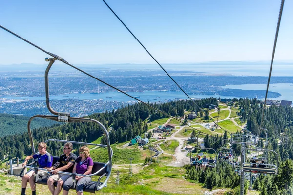 Vancouver, British Columbia / Canada - 06 / 15 / 2015 Grouse Mountain sandalye kaldırma, yel değirmeni ve ahşap oymalar buradaki manzaralardan bazıları