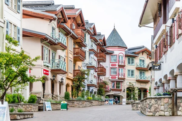 Sun Peaks, British Columbia / Canada - 06 / 21 / 2015 Sun Peaks kış kar sporları ve kayak kulübeleriyle ünlüdür.