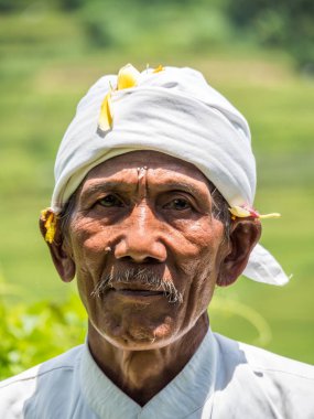 Besakih, Bali / Endonezya - 11 / 01 / 2017 Yerel halk Bali Endonezya 'daki Agung Dağı' nın eşiğinde çalışıyor ve yaşıyor.