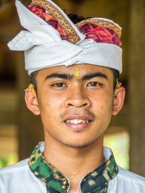 Besakih, Bali / Endonezya - 11 / 01 / 2017 Yerel halk Bali Endonezya 'daki Agung Dağı' nın eşiğinde çalışıyor ve yaşıyor.