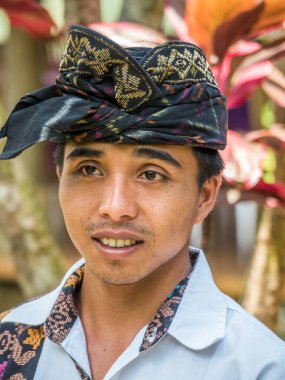 Besakih, Bali / Endonezya - 11 / 01 / 2017 Yerel halk Bali Endonezya 'daki Agung Dağı' nın eşiğinde çalışıyor ve yaşıyor.