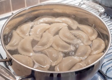 Pierogi bir tencere suda kaynıyor.