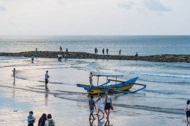 Kuta, Bali / Endonezya - 11 / 22 / 2016 Balili Jukung Güneşte eğlenmeye hazır