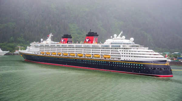Buzul Körfezi, Alaska / ABD - 06 / 29 / 2015 Okyanus yolculuğu Disney gemisiyle Buzul Körfezi, Alaska 'ya doğru