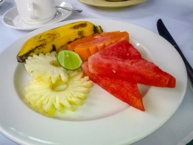 Kahvaltıda servis edilen lezzetli meyve tabağı.