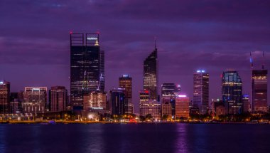 Perth, WA / Avustralya - 01 / 24 / 2015 Perth City Batı Avustralya Akşamları Kuğu Nehri kıyısında