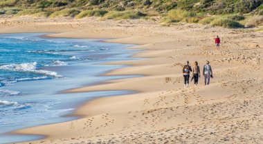 Perth, WA / Avustralya - 06 / 15 / 2013 Perth City Batı Avustralya 'da sıcak bir kış gününde Shoalwater Körfezi' nde ıssız bir plaj boyunca yürüyüş