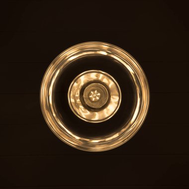 Aşağıdan kolye lambası görünümü, farklı perspektiften soyut