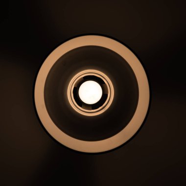 Aşağıdan kolye lambası görünümü, farklı perspektiften soyut