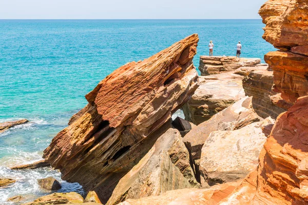 Broome, WA / Avustralya - Tehlikeli kayalıklarda balık tutan insanlar