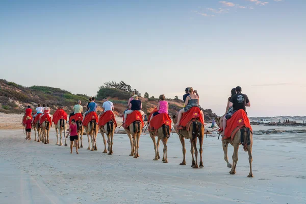 Cable Beach, Broome / Avustralya - Cable Beach 'te güzel bir gün batımı olan Camels' a binen insanlar.
