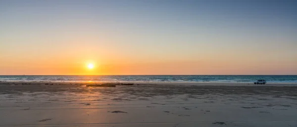 ケーブルビーチ ブルーム広いオープンと美しい夕日の中で設定 — ストック写真