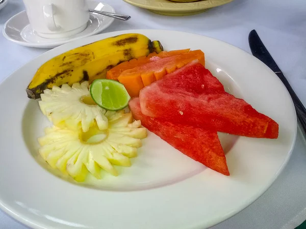 Kahvaltıda servis edilen lezzetli meyve tabağı.